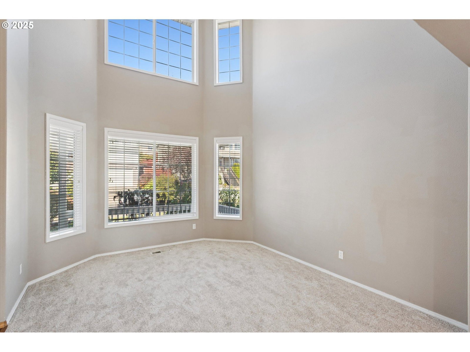 Listing photo 4 of 33, 15330 SE OGDEN DR, Portland, OR, 97236