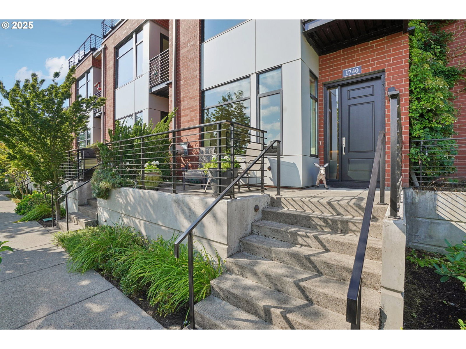 Listing photo 4 of 48, 1740 NW RIVERSCAPE ST, Portland, OR, 97209