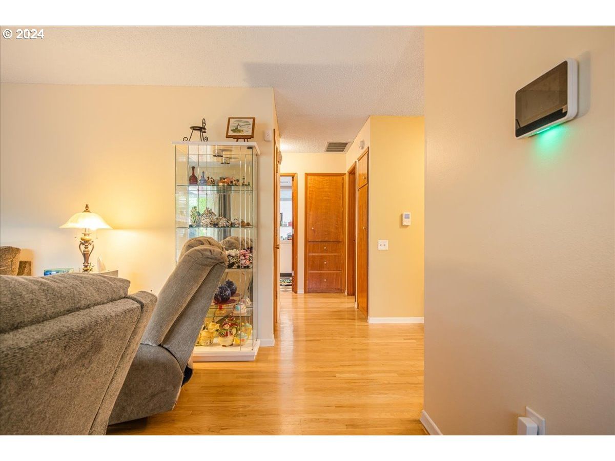 Listing photo 4 of 28, 12040 KING GEORGE DR, King City, OR, 97224