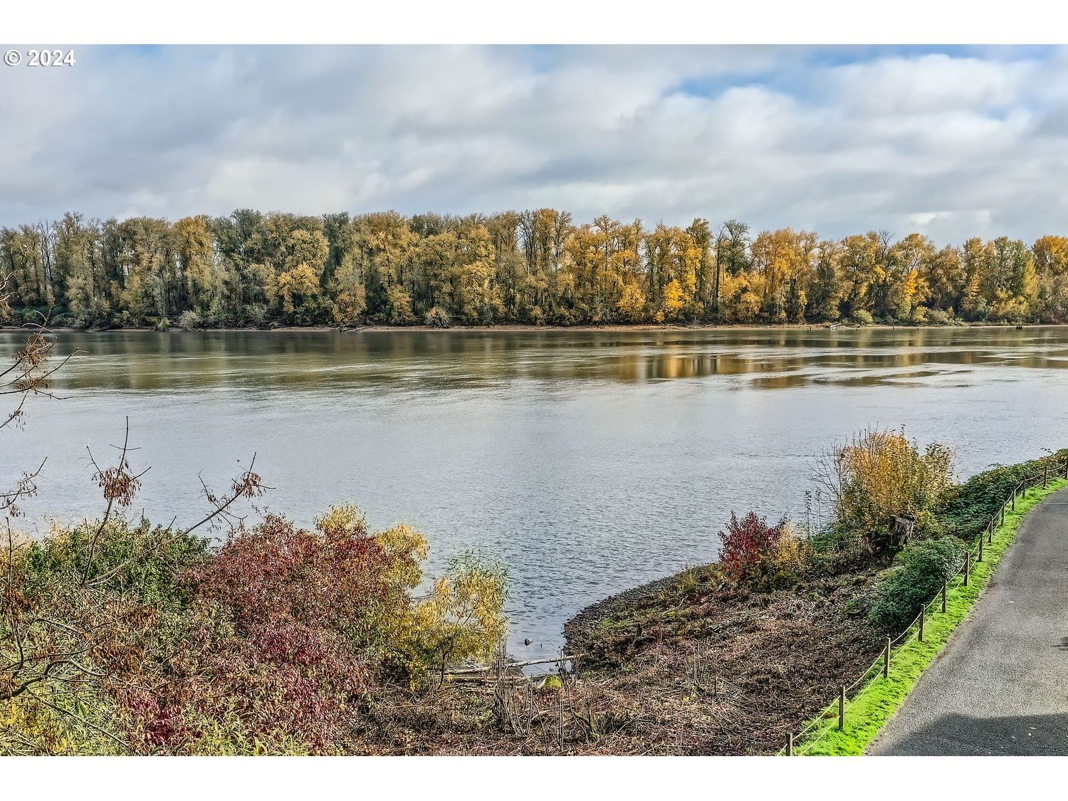 Listing photo 4 of 39, 5110 S LANDING DR #302, Portland, OR, 97239