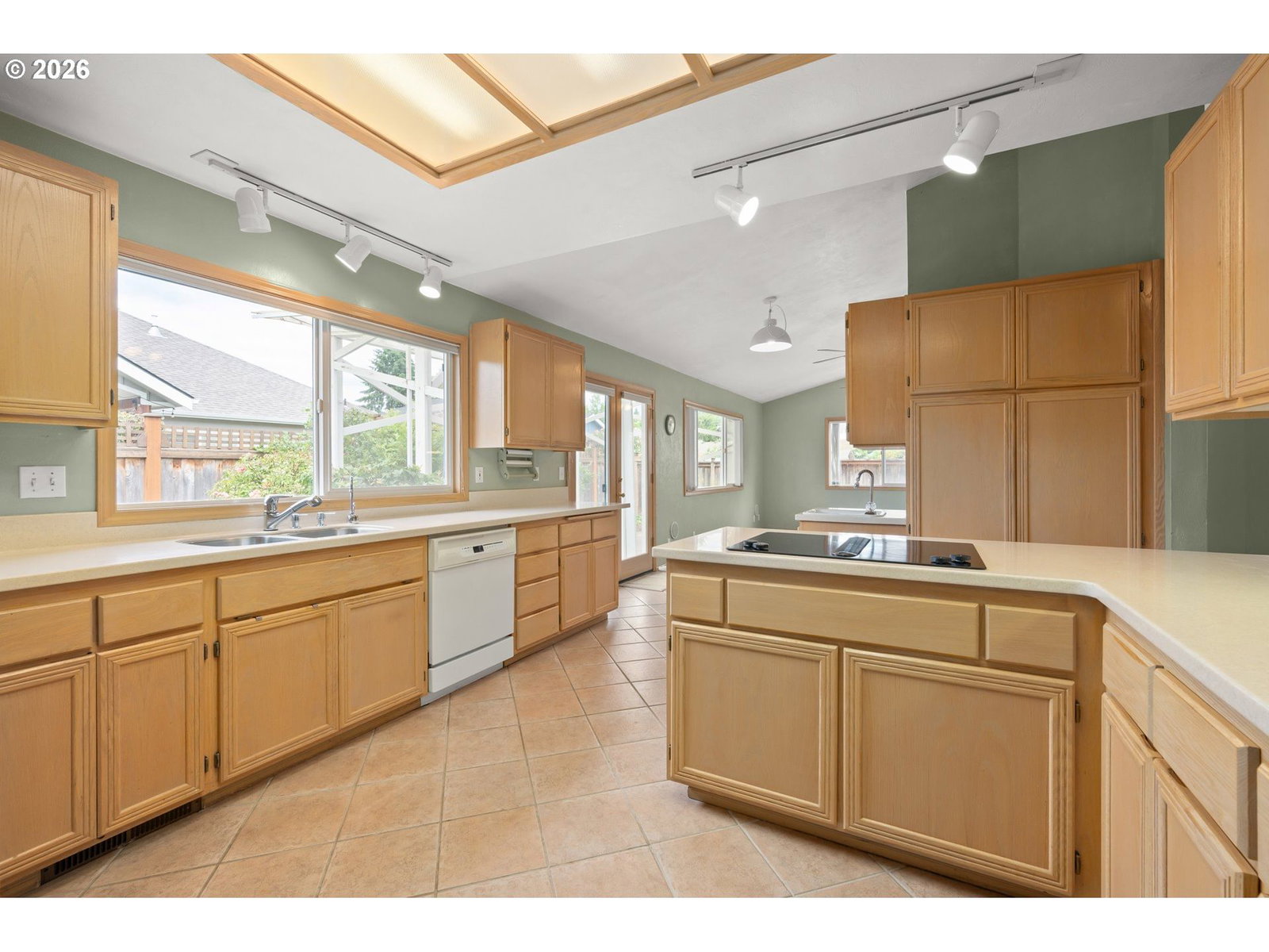 Listing photo 5 of 48, 812 MARILYN CT, Springfield, OR, 97477