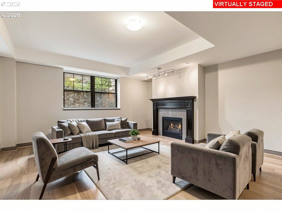 Listing photo 4 of 34, 2454 NW WESTOVER RD #102, Portland, OR, 97210