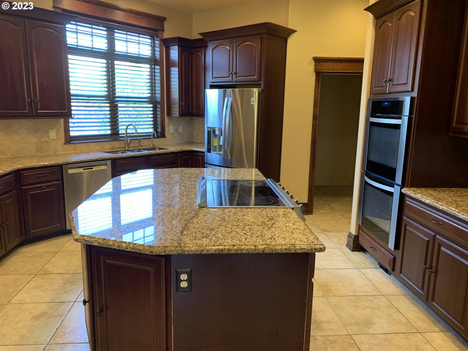 Listing photo 5 of 43, 20420 SW LEONARDO LN, Beaverton, OR, 97007