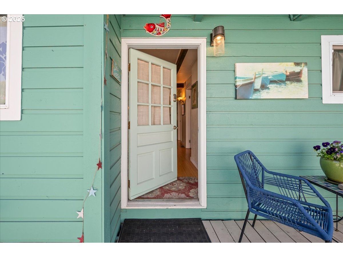 Listing photo 4 of 48, 414 N Tomahawk Island DR, Portland, OR, 97217